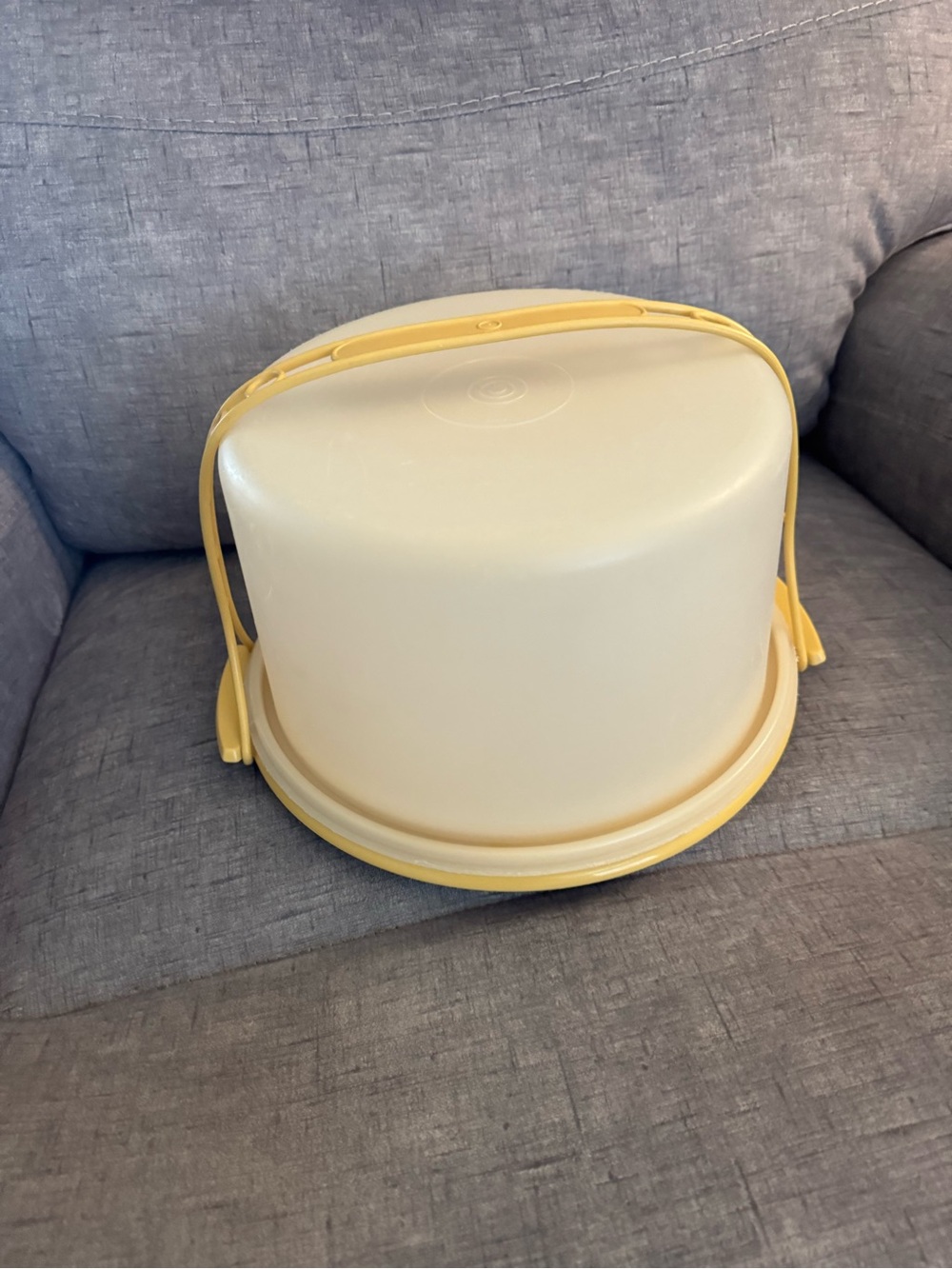 Tupperware Sheer-Lid Round Cake Carrier in Cream and Pale Yellow